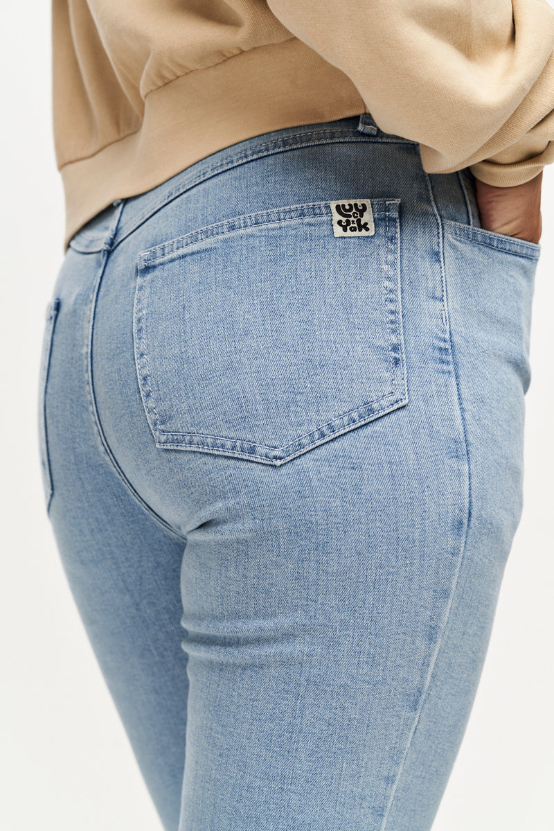 Soho Close Fitting Jeans: ORGANIC DENIM - Light Wash Blue