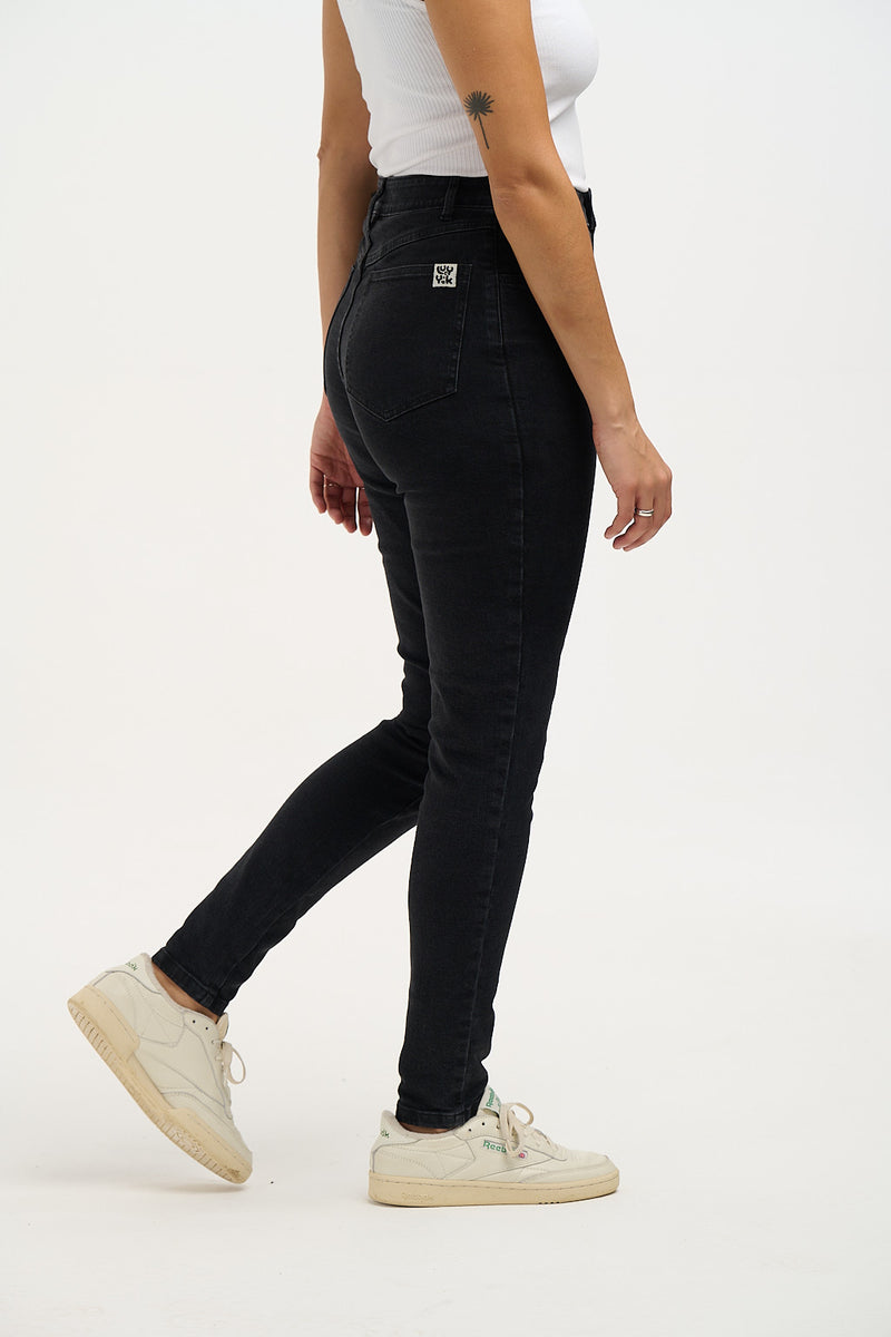 Soho Close Fitting Jeans: ORGANIC DENIM - Mid Wash Blue